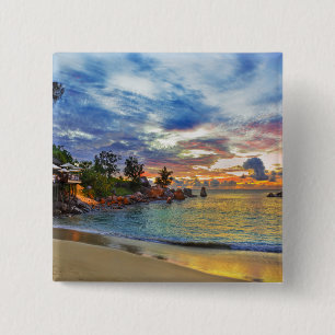 Café auf tropischem Strand am Sonnenuntergang Button