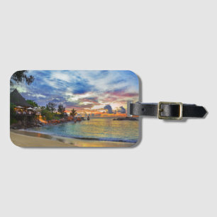 Café auf tropischem Strand am Sonnenuntergang Gepäckanhänger