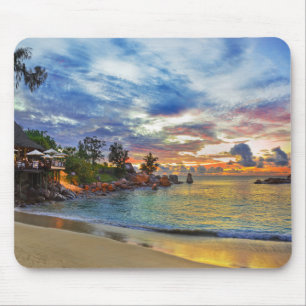 Café auf tropischem Strand am Sonnenuntergang Mousepad