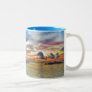 Café auf tropischem Strand am Sonnenuntergang Zweifarbige Tasse