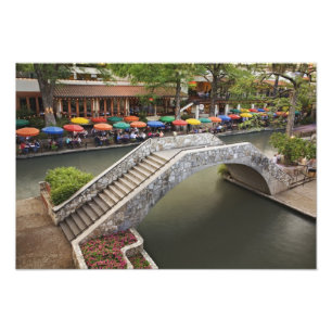 Café im Freien entlang des Flusses Walk und Brüc Fotodruck