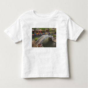 Café im Freien entlang des Flusses Walk und Brücke Kleinkind T-shirt