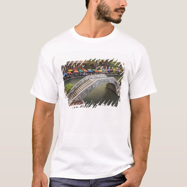 Café im Freien entlang des Flusses Walk und Brücke T-Shirt (Vorderseite)