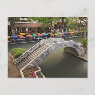 Café im Freien entlang Fluss Walk und Brücke über  Postkarte