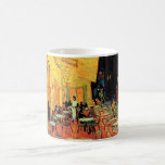 Café Terrace at Night by Vincent van Gogh Kaffeetasse<br><div class="desc">Das Cafe Terrace on the Place du Forum by Vincent van Gogh ist ein Vintages Post-Impressionismus architektonisches Stadtbild. Von außen hat man einen Blick auf ein Restaurant mit Tischen, Stühlen, Kellnern und anderen Speisen. Eine schöne Nacht mit Sternen am Himmel in Arles, Frankreich. Über den Künstler: Vincent Willem van Gogh...</div>