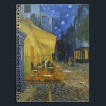 Café Terrasse | Vincent van Gogh Notizblock<br><div class="desc">Cafe Terrace at Night (1888) von Vincent van Gogh ist eine helle und ikonische Darstellung eines gemütlichen Cafés im Freien in Arles, Frankreich, unter einem Sternenhimmel des Abends. Das lebhafte gelbe Glühen des Cafés kontrastiert wunderbar mit dem tiefblauen Blau der Nacht und schafft ein warmes, einladendes Ambiente. Van Gogh’s ausdrucksvolle...</div>