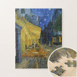 Café Terrasse von Vincent Van Gogh Puzzle<br><div class="desc">Dieses Gemälde eines farbenfrohen Außenblicks ist ein malerisches Werk, die Vision eines entspannten Betrachters, der den Charme seiner Umgebung ohne Bedenken genießt. Es erinnert an Van Goghs Stimmung, als er schrieb, "die Nacht ist lebendiger und farbiger als der Tag." Das Gelb des Cafés spielt gegen das blau-schwarze der abgelegenen Straße...</div>