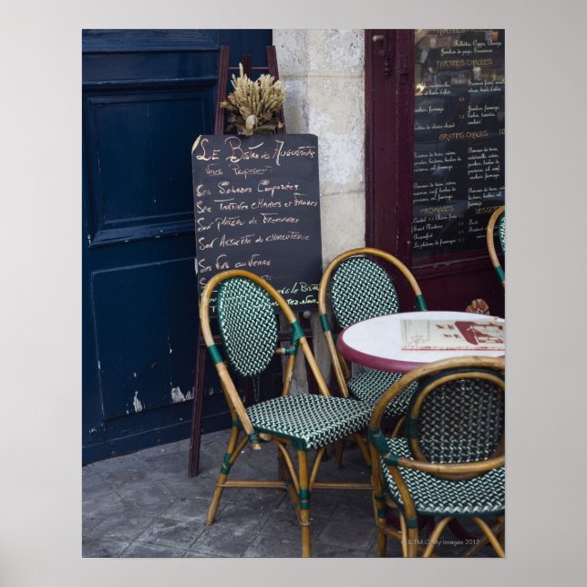 Café-Tisch mit Stühlen aus Zuckerrohr in Paris, Fr Poster (Vorne)