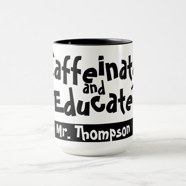 Caffeinate and Educate Funny Sprichwort Lehrer Nam Tasse (Zentrum)