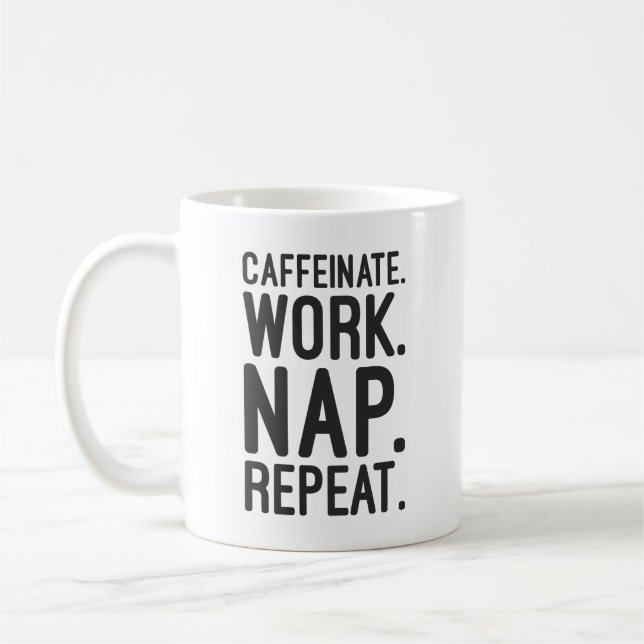 Caffeinate Work Nickerchen Wiederholung - Funny Mo Kaffeetasse (Links)