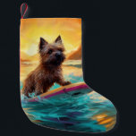 Cairn Terrier Beach Surfmalerei Kleiner Weihnachtsstrumpf<br><div class="desc">Tauchen Sie ein in die spielerische Welt des Kaninchen-Abenteuers mit diesem faszinierenden Bild. Ein gepflegter Hund geht zu den Wellen und reitet geschickt auf einem sonnengeküssten Strand. Das lebendige Kunstwerk vereint wunderbar das Wesentliche der Erregung am Strand, während der Hund furchtlos auf den Wellen reitet und den Geist von Spaß...</div>