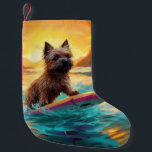 Cairn Terrier Beach Surfmalerei Kleiner Weihnachtsstrumpf<br><div class="desc">Tauchen Sie ein in die spielerische Welt des Kaninchen-Abenteuers mit diesem faszinierenden Bild. Ein gepflegter Hund geht zu den Wellen und reitet geschickt auf einem sonnengeküssten Strand. Das lebendige Kunstwerk vereint wunderbar das Wesentliche der Erregung am Strand, während der Hund furchtlos auf den Wellen reitet und den Geist von Spaß...</div>