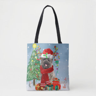 Cairn Terrier Dog in Snow mit Weihnachtsgeschenken