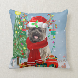 Cairn Terrier Dog in Snow mit Weihnachtsgeschenken Kissen