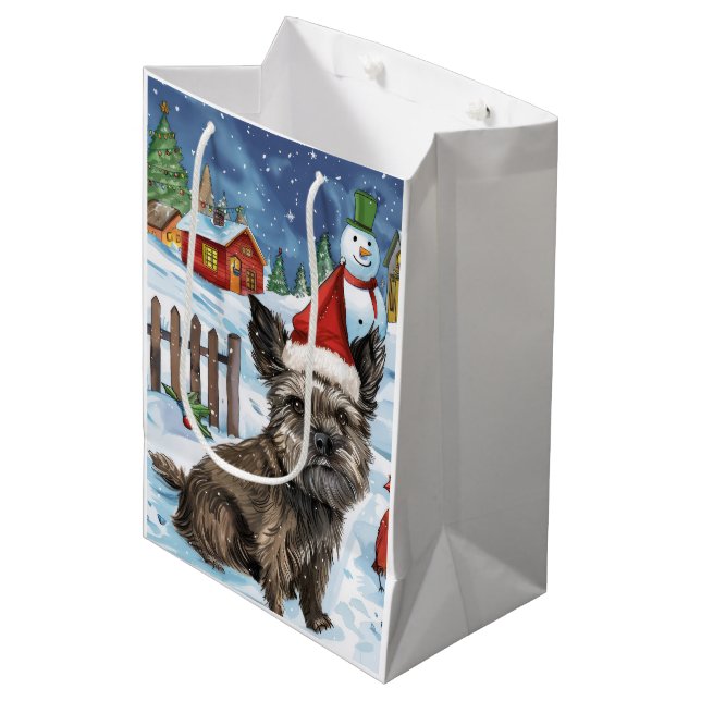 Cairn Terrier Dog Winter Wonderland Weihnachtsfreu Mittlere Geschenktüte (Vorderseite Schrägansicht)