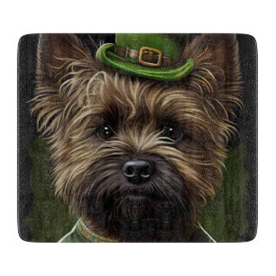 Cairn Terrier Hund in St. Patrick's Day Kostüm Schneidebrett