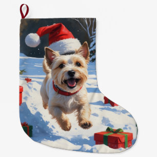 Cairn Terrier läuft im Schnee mit Weihnachtsmütze Großer Weihnachtsstrumpf