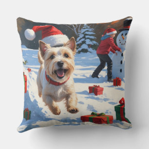 Cairn Terrier läuft im Schnee mit Weihnachtsmütze Kissen