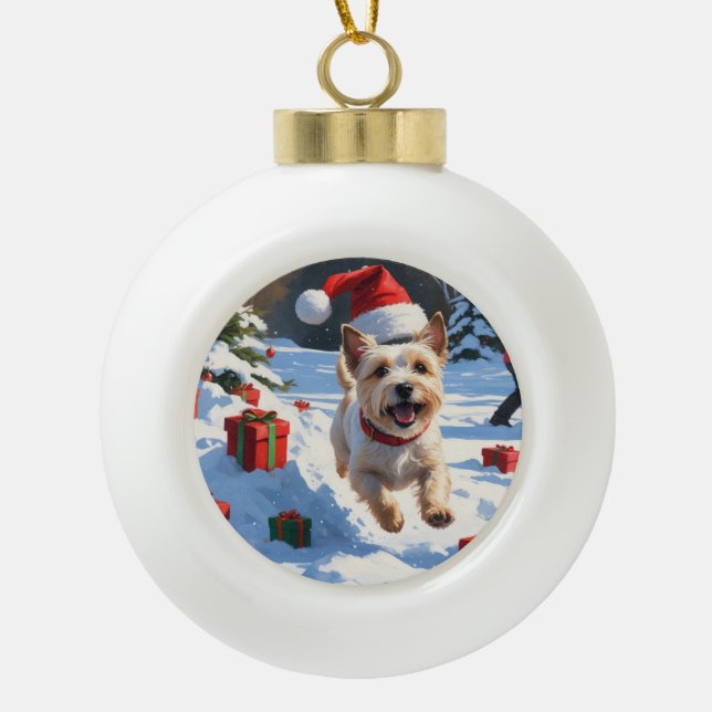 Cairn Terrier läuft in Snow mit Weihnachtsmütze Keramik Kugel-Ornament (Vorderseite)