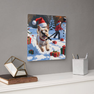 Cairn Terrier läuft in Snow mit Weihnachtsmütze Quadratische Wanduhr