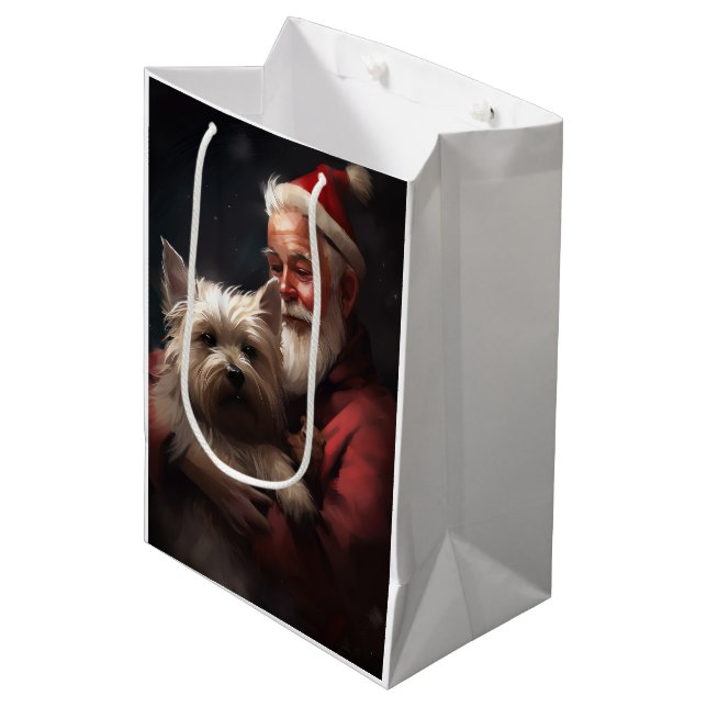 Cairn Terrier mit dem Weihnachtsmann Mittlere Geschenktüte (Vorderseite Schrägansicht)