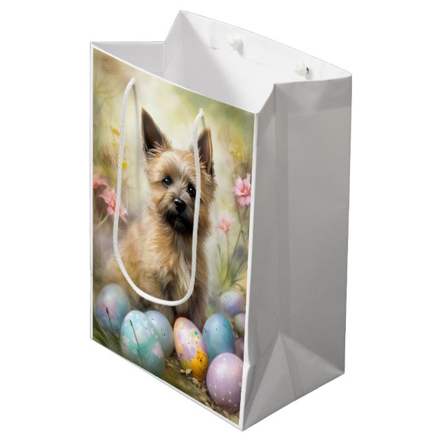 Cairn Terrier mit Ostereiern Urlaub Mittlere Geschenktüte (Vorderseite Schrägansicht)