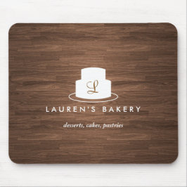 Cake Monogram Logo in Weiß auf Braunholz Mousepad