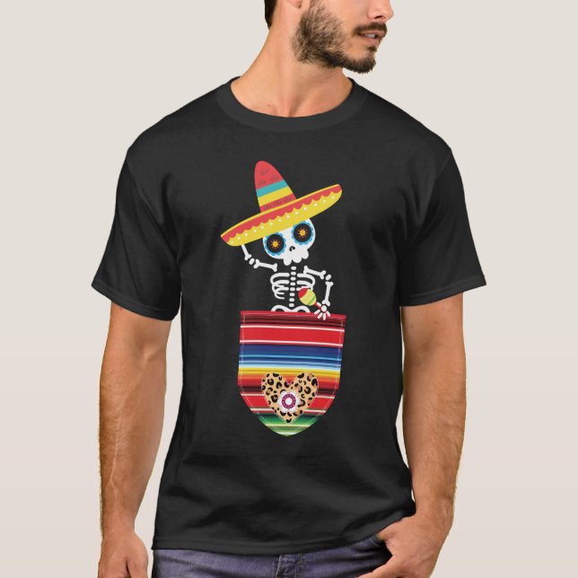 Calaca Blanket Pocket Serape Mexican Cinco De Mayo T-Shirt (Vorderseite)