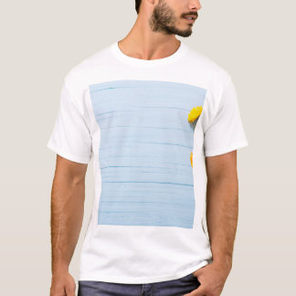 Calendula-Blume: blauer Holzhintergrund T-Shirt