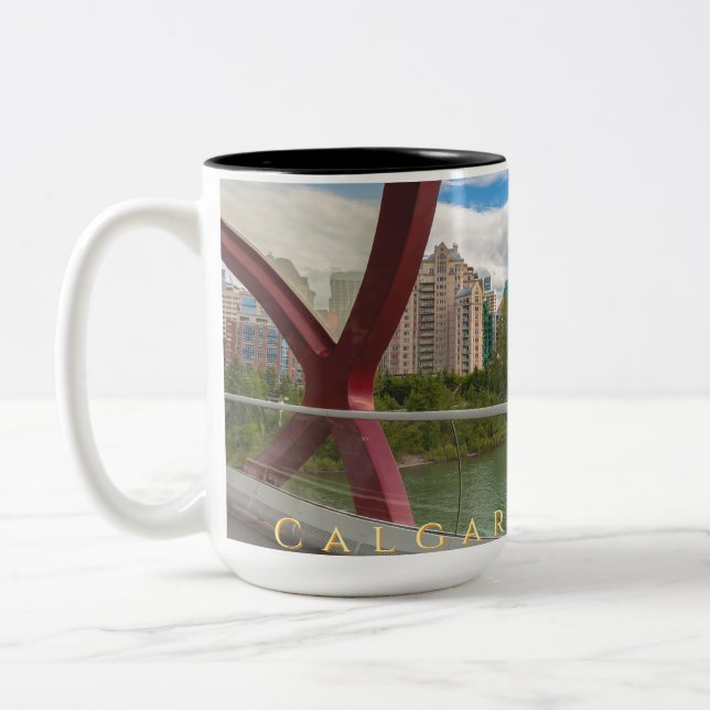 Calgary Cityscape durch die Friedensbrücke Zweifarbige Tasse (Links)