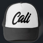 Cali Trucker hat - Kalifornische Schriftzeichen Truckerkappe<br><div class="desc">Cali Trucker hat - Kalifornien Skripttypografie. Maßgeschneiderte schwarz-weiße Baseballkappe für lässige Kleidung,  Sport,  Golf und vieles mehr. Staatsstolz der Republik Kalifornien Stilvolles Handschriftendesign für Damen und Herren. Erhältlich auch in anderen coolen Farben.</div>