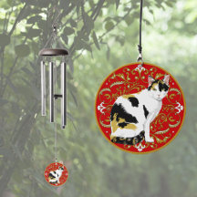 Calico Cat auf Extravagantem rotem Hintergrund