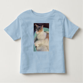 Calico Cat in Cat Bed Kleinkind T-shirt