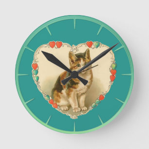 Calico-Kätzchen im Herzen Runde Wanduhr