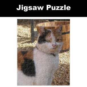 Calico Katze sitzt im Garten Puzzle