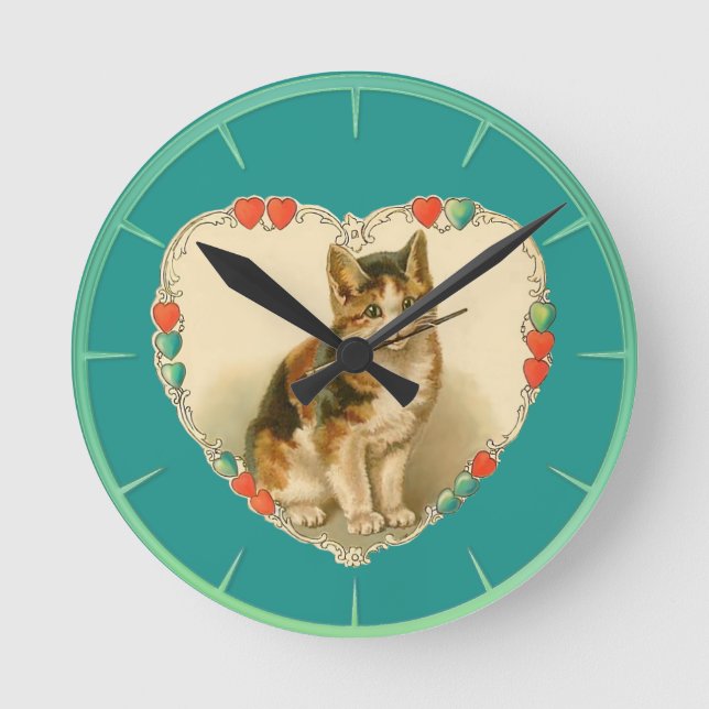 Calico Kitten im Herzen Runde Wanduhr (Vorderseite)