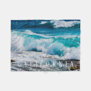California Beach, Aquamarine Waves, Weißer Text Fleecedecke