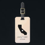 California Map Wedding Luggage Tag, Couple's Name Gepäckanhänger<br><div class="desc">Diese Staat Gepäckanhänger machen die perfekte Hochzeitsgeschenktafel oder Begrüßungstags. Krawatte es auf Ihr Geschenk anstelle eines typischen Papiergeschenketiketts,  und sie können es für Monate und Jahre verwenden. Tags haben einen pfirsichfarbenen Aquarell-Hintergrund. Um das Herz an der Hochzeitsstelle zu platzieren,  verwenden Sie die Option "Weiter anpassen".</div>