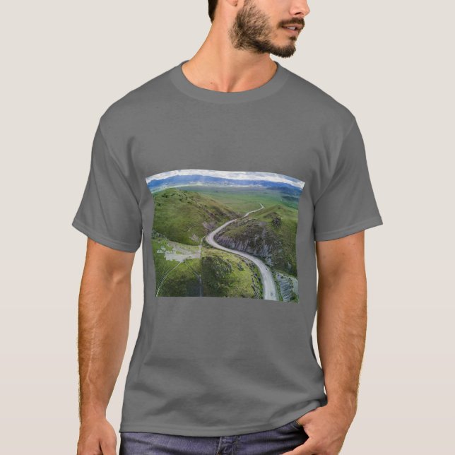 California Road Design Logo – Adventure Awaits on  T-Shirt (Vorderseite)