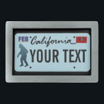 California Sasquatch License Plate Rechteckige Gürtelschnalle<br><div class="desc">Die dunkle Silhouette von Sasquatch (Bigfoot) auf einem leeren kalifornischen Nummernschild. Fügen Sie Ihren eigenen Text hinzu. Teller für weitere Staaten und andere Einrichtungen (kanadische Provinzen, ausländische Länder) auf Anfrage. Einige Leute gehen auf das moderne Interesse zurück bis 1958, als große Fußspuren im Landkreis Del Norte, Kalifornien von einem Bulldozer-Betreiber...</div>