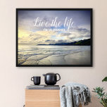 California Sunset Foto, Live Life Sie sich vorgest Poster<br><div class="desc">"Leben Sie das Leben, das Sie sich vorgestellt haben." Dieses dramatische Pismo Beach, Kalifornien, weite, unberührte, sandige Strandlandschaft, nah zum Sonnenuntergang genommen, strahlt Ruhe und Einsamkeit aus. Hier finden Sie die Surfer, die für den perfekten Wellengang gewartet sind, sowie die kleinen Vögel, die nach ihrem Abend-Snack suchen. Entdecken Sie die...</div>
