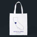 California Wedding Welcome Bag Tasche mit Karte Wiederverwendbare Einkaufstasche<br><div class="desc">Begrüßungsgeschenktasche mit Kartengrafik. Ihre Gäste werden in ihrem Hotel einchecken und diese Tasche mit Leckereien,  die auf sie warten,  finden. Sie können das Herz mit der Funktion "Weiter anpassen" an den Ort Ihres großen Tages positionieren.</div>