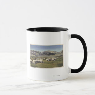 CaliforniaSheep, das in der hohen Sierra weiden Tasse