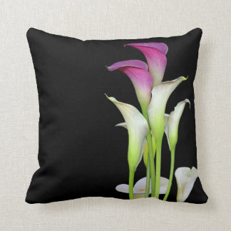 Calla-Lilien-Blumenstrauß-Schwarzes Kissen