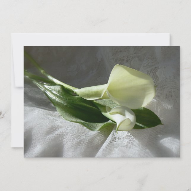 Calla Lilies on White Lace Wedding Einladung (Vorderseite)