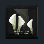 Calla Lilies Wedding Geschenkboxen<br><div class="desc">Eine schöne weiße Lilie auf einem weichen Hintergrund. Perfekt als Hochzeitsgeschenk oder Geschenk für Freunde und Familie.</div>