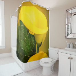 Calla Lily Bright Yellow Blätter Bokeh Duschvorhang