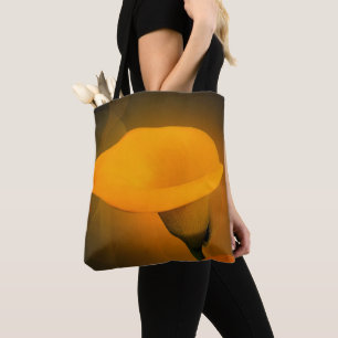 Calla Lily Warm Gelbe Nebel Hintergrund