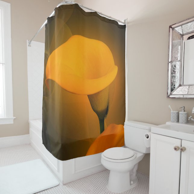 Calla Lily Warm Gelbe Nebel Hintergrund Duschvorhang (Beispiel)
