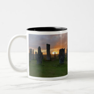 Callanish stehende Steine am Sonnenaufgang - Zweifarbige Tasse